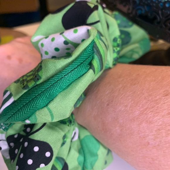 Cotton St Patrick colors hidden pocket scrunchie - Picture 3 of 4